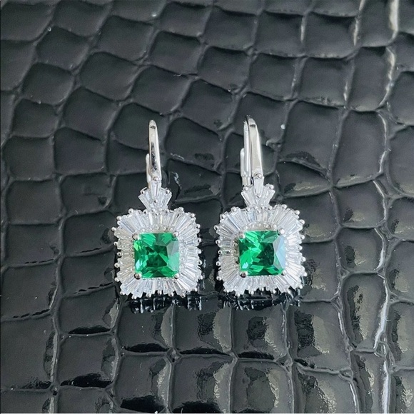 🎉Sold🎉 Synthetic Emerald Cubic Zirconia Sterling Silver Lever back Earrings - Picture 2 of 7